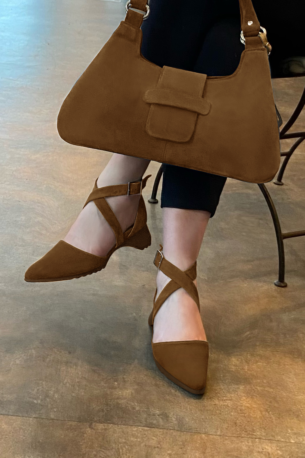 Caramel brown matching shoes and bag. Worn view - Florence KOOIJMAN